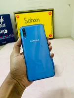 Samsung Galaxy A70 — হাতে ধরা — পেছনে