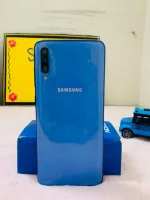 Samsung Galaxy A70 — পেছনে — দাঁড়ানো ভিউ