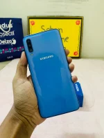 Samsung Galaxy A70 — হাতে — পেছনে কোণা