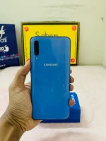 Samsung Galaxy A70 — হাতে — পেছনে সোজা