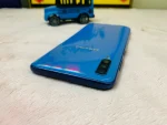 Samsung Galaxy A70 — পেছনে — ওপরের কোণ